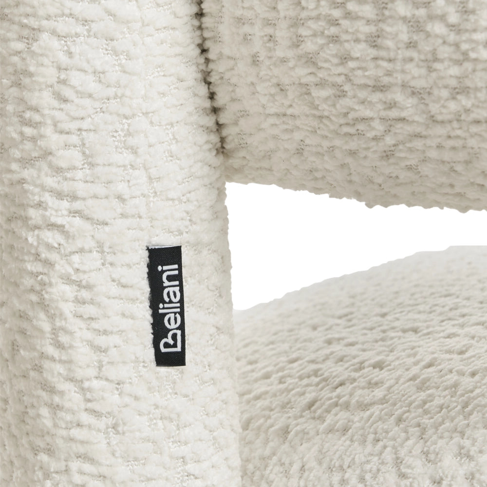 Poltrona imbottita in ciniglia con schienale curvo seduta moderna in stile scandinavo colore bianco sporco