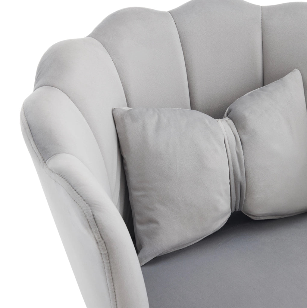 Poltrona moderna in velluto grigio con schienale a petalo