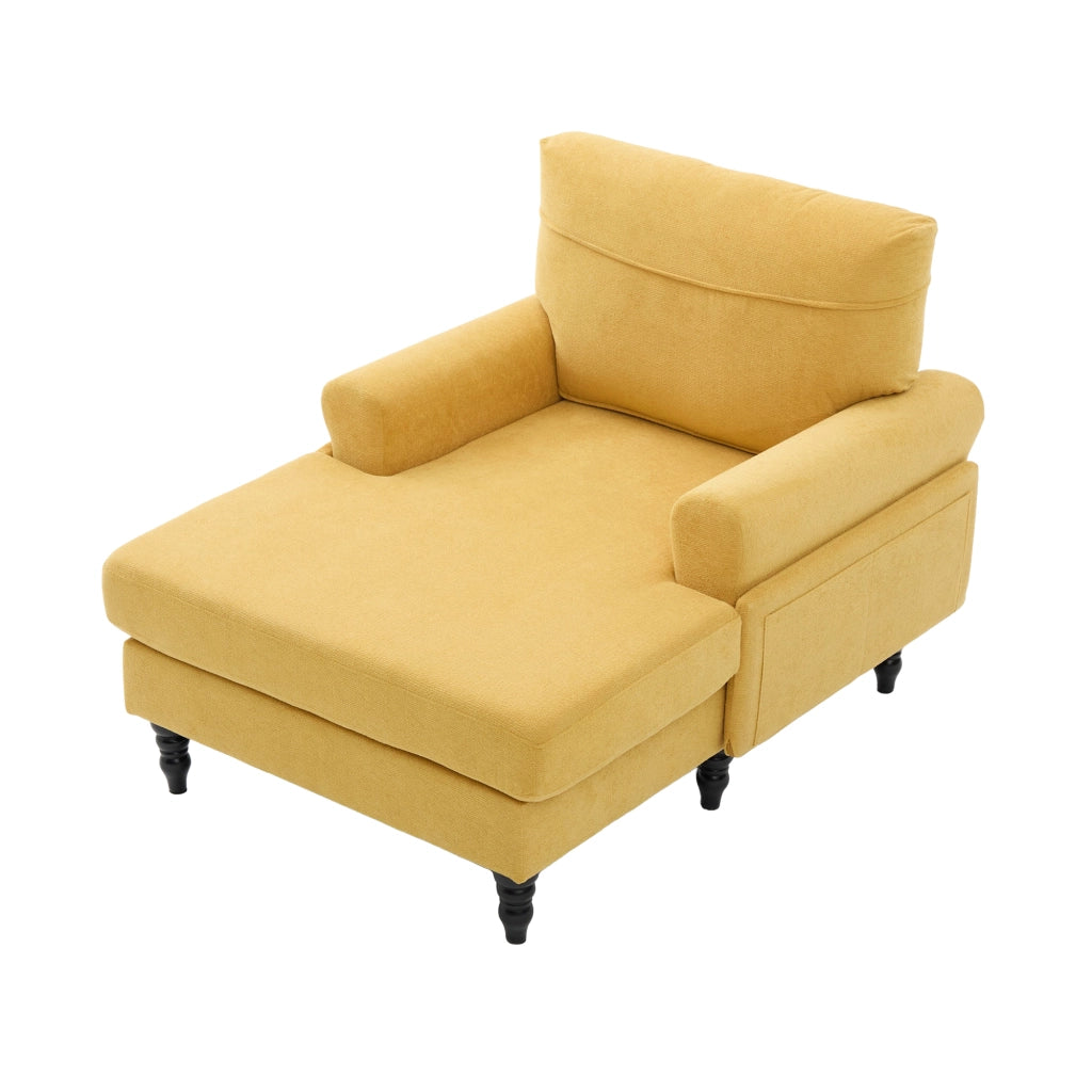 Poltrona lounge in chenille color senape con seduta ampia, schienale morbido, braccioli e tasche laterali