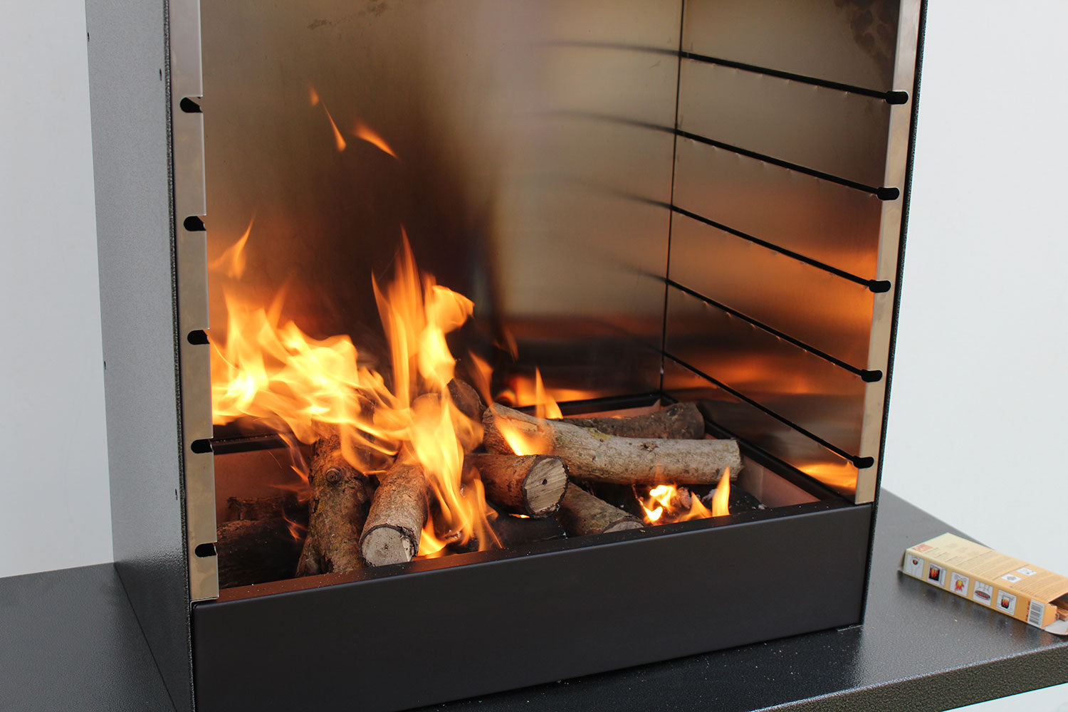 Barbecue a Legna e Carbone 110x47,5x190,1 cm Design a Colonna in Acciaio Tolosa Nero