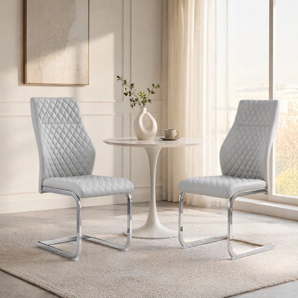 Set di 2 sedie da pranzo in similpelle PU grigio chiaro; schienale alto 100 cm; struttura in metallo argento