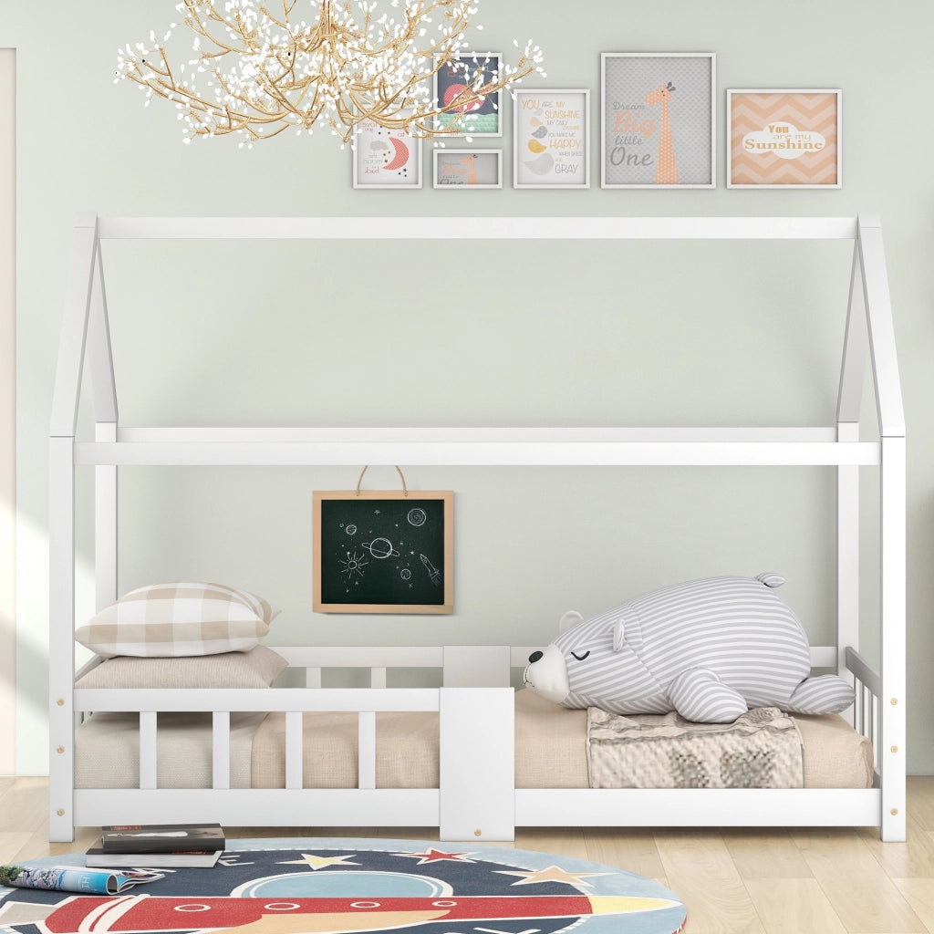 Letto per bambini a casetta 90x200 cm in legno di pino, con lavagna, sponda anticaduta e rete a doghe, bianco