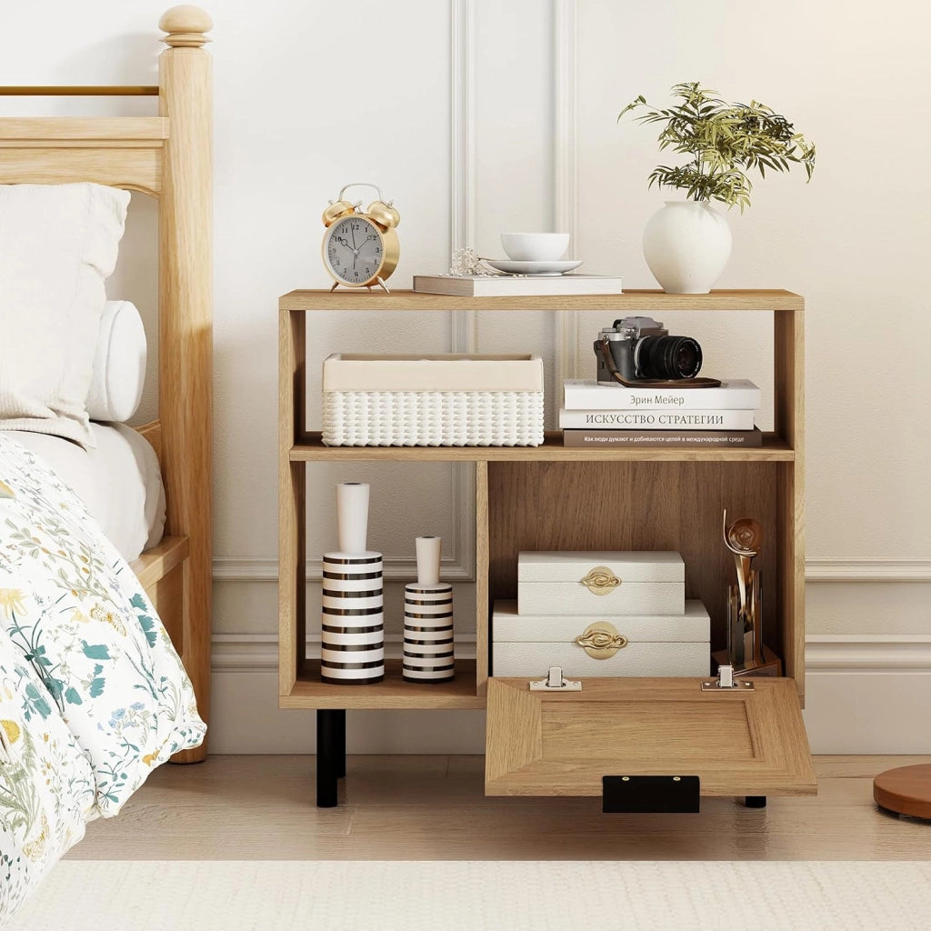 Tavolino da Salotto Boho in Rattan, Comodino con Ripiano Portaoggetti, Armadietto e Gambe in Metallo, Tavolino Versatile per Soggiorno, Camera da Letto e Ingresso