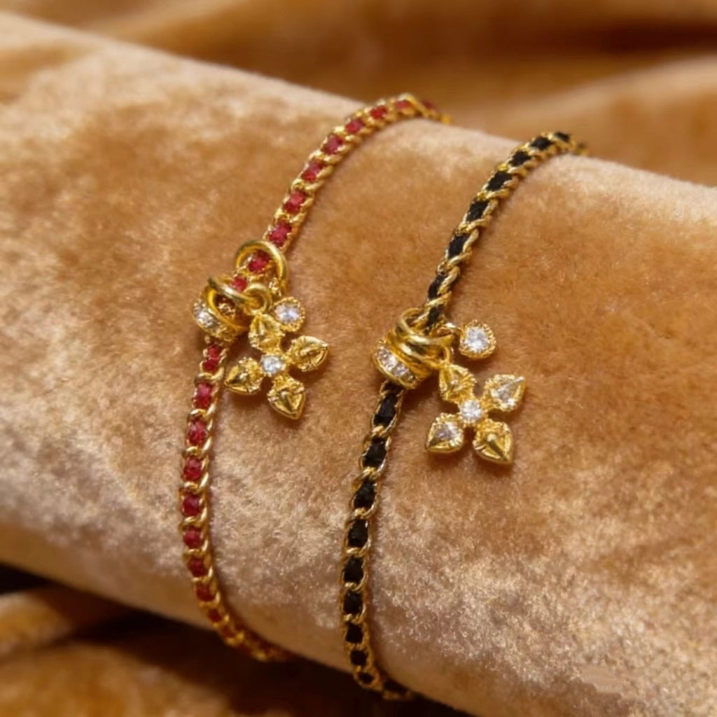 Bracciale intrecciato con zirconi a forma di croce e cuore, corda rossa e catena dorata