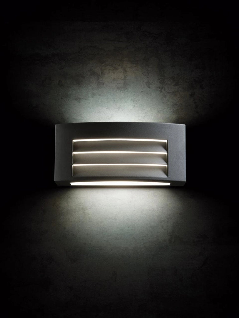 Applique in alluminio pressofuso con diffusore opalino - 10W, 950 lumen, luce calda alluminio