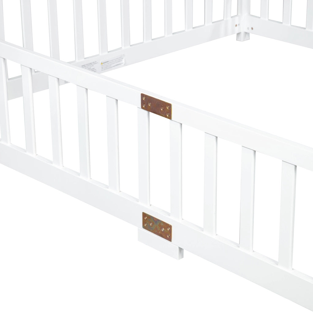 Letto a pavimento 140x200 cm con ringhiere e accesso centrale in legno di pino bianco