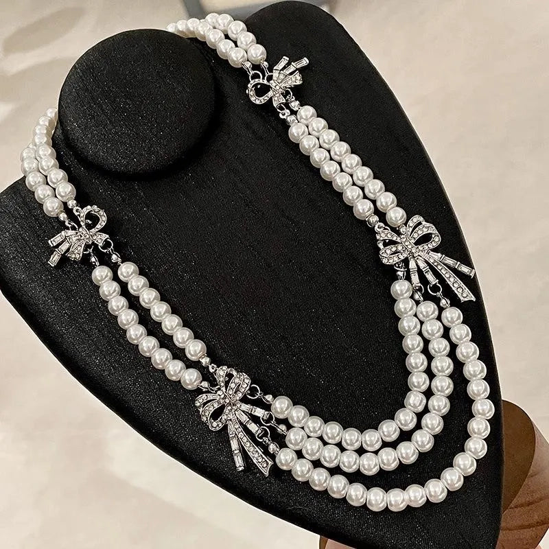 Collana con fiocco di perle fatta a mano: ciondolo vintage multistrato con diamanti