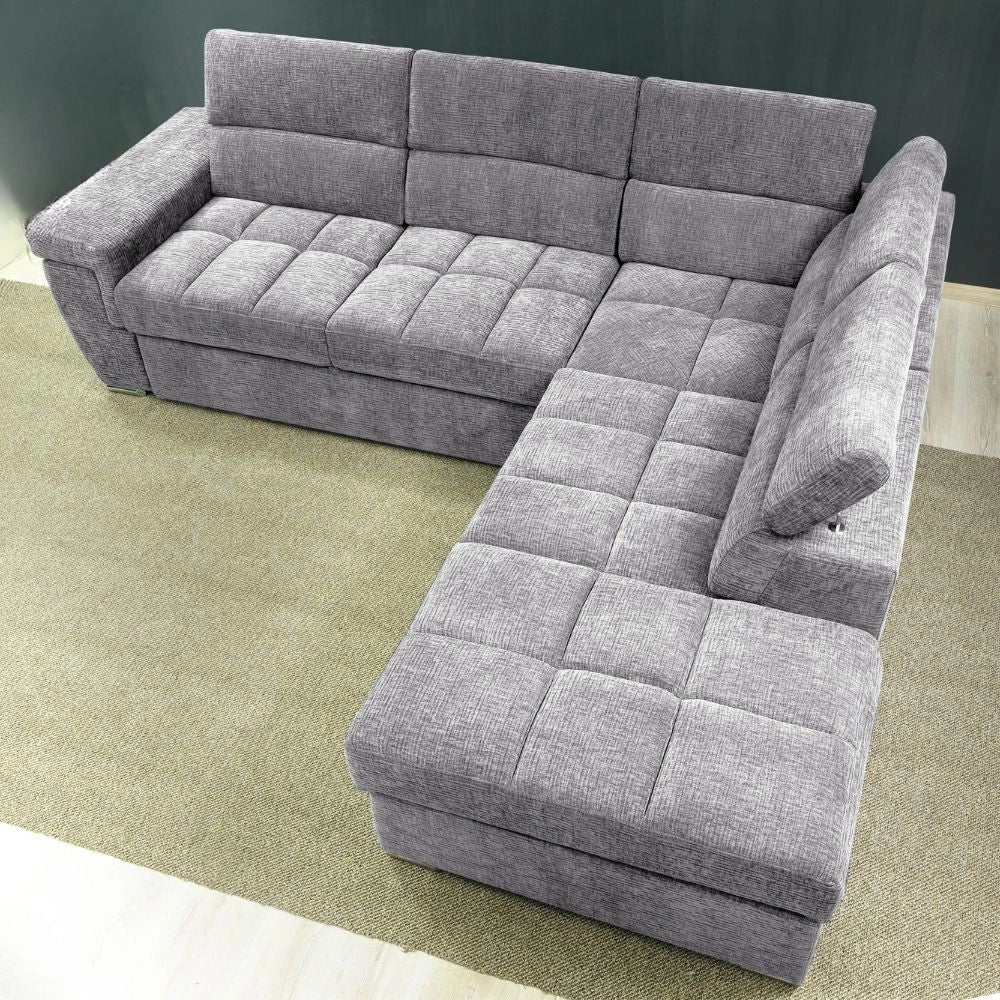 Divano letto angolare reversibile Amalfi con 5 poggiatesta regolabili e pouf in tessuto grigio chiaro