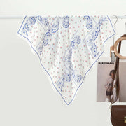 Sciarpa da donna in seta stampata, stile rustico e minimalista, con graziosa crostata di ciliegie e anacardi, un piccolo foulard versatile.