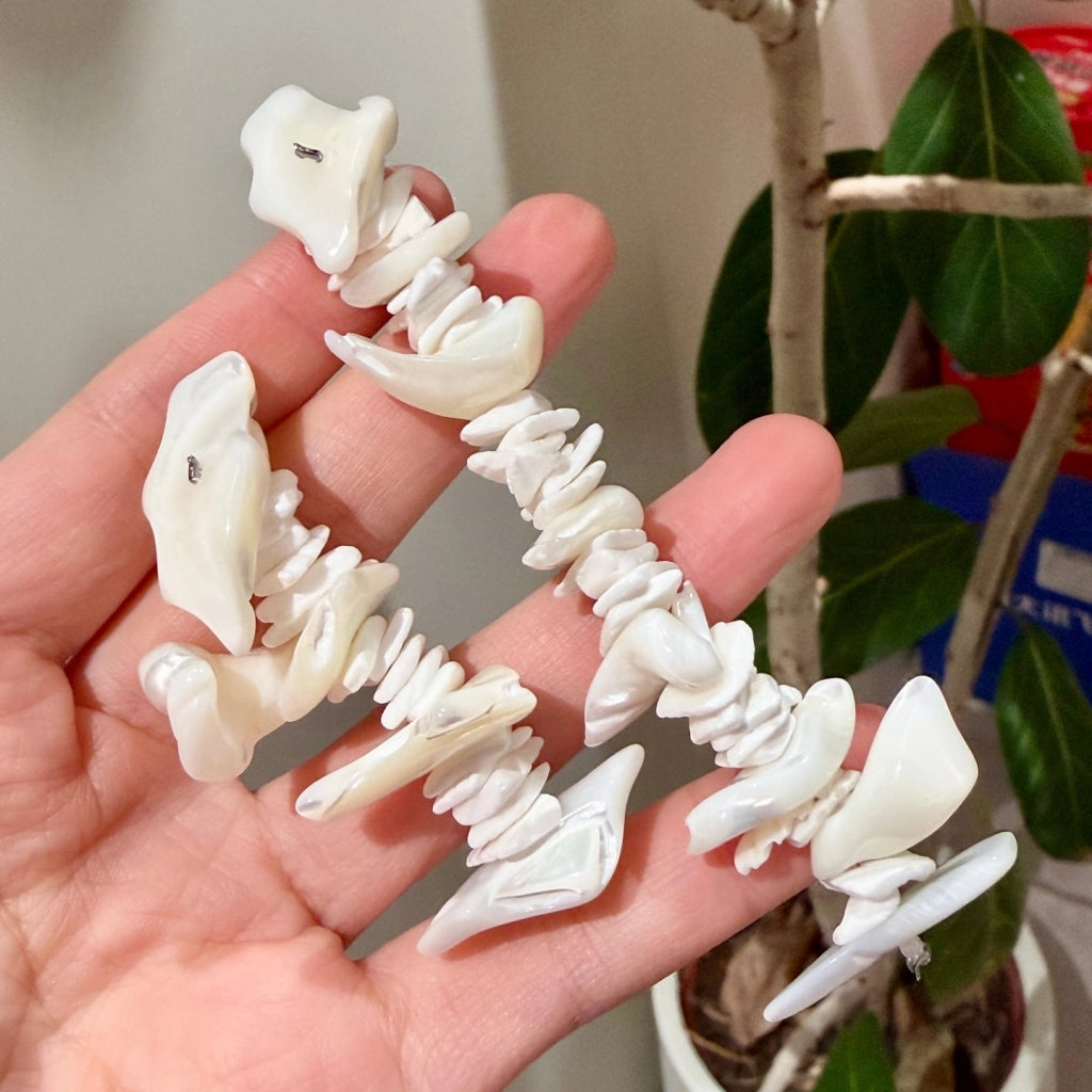 Orecchini asimmetrici a forma di conchiglia con perline