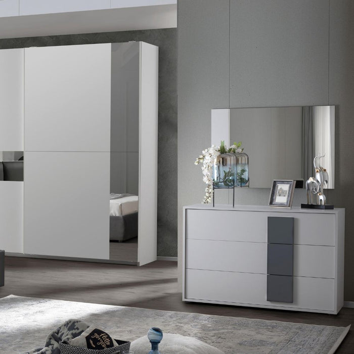 Camera da letto Manon con armadio 2 ante scorrevoli colore bianco e grigio