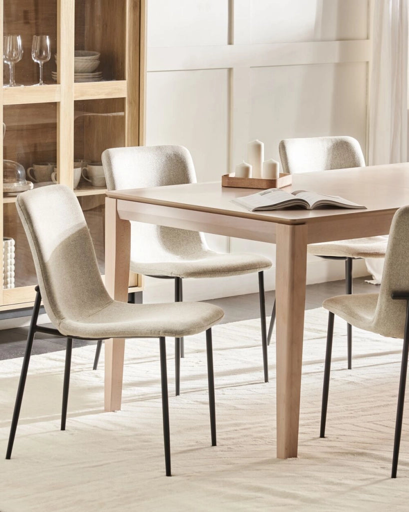 Set di 4 sedie da pranzo in tessuto poliestere Beige chiaro Sala da pranzo Gambe in ferro Elegante