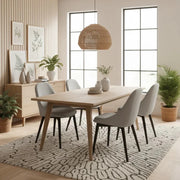 Set di 4 sedie da pranzo imbottite in tessuto grigio chiaro Delphi con struttura in legno massello di noce facili da pulire | Duzzle