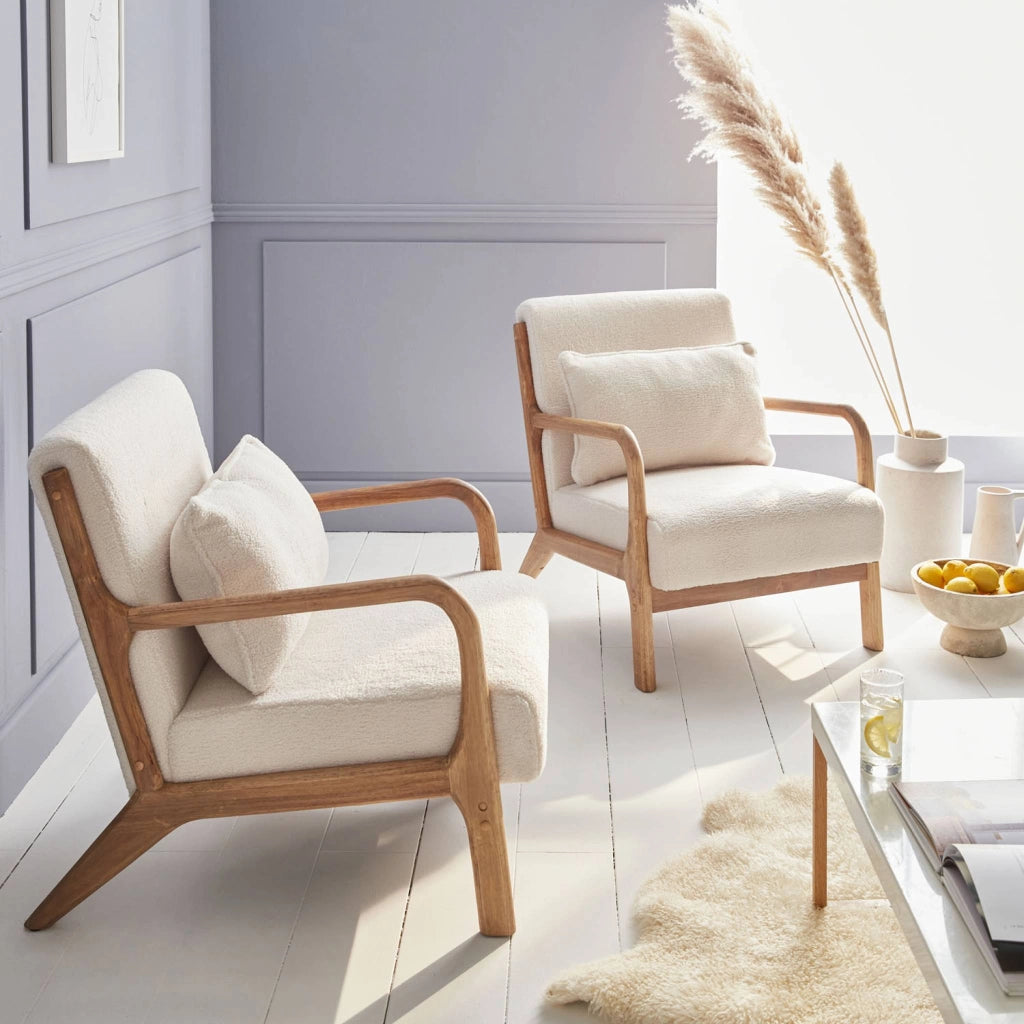 Poltrona scandinava in legno e tessuto bouclé, bianco