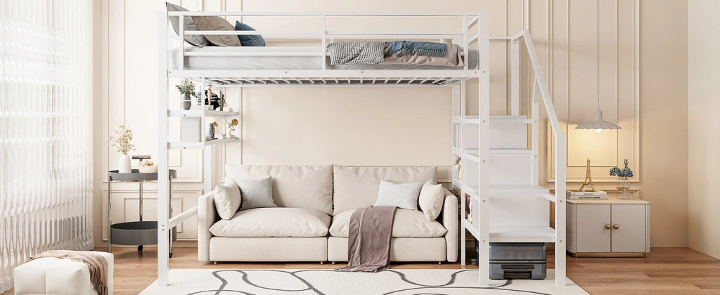 LETTO A CASTELLO 140x200 cm in metallo e MDF bianco con ripiani e scala contenitore
