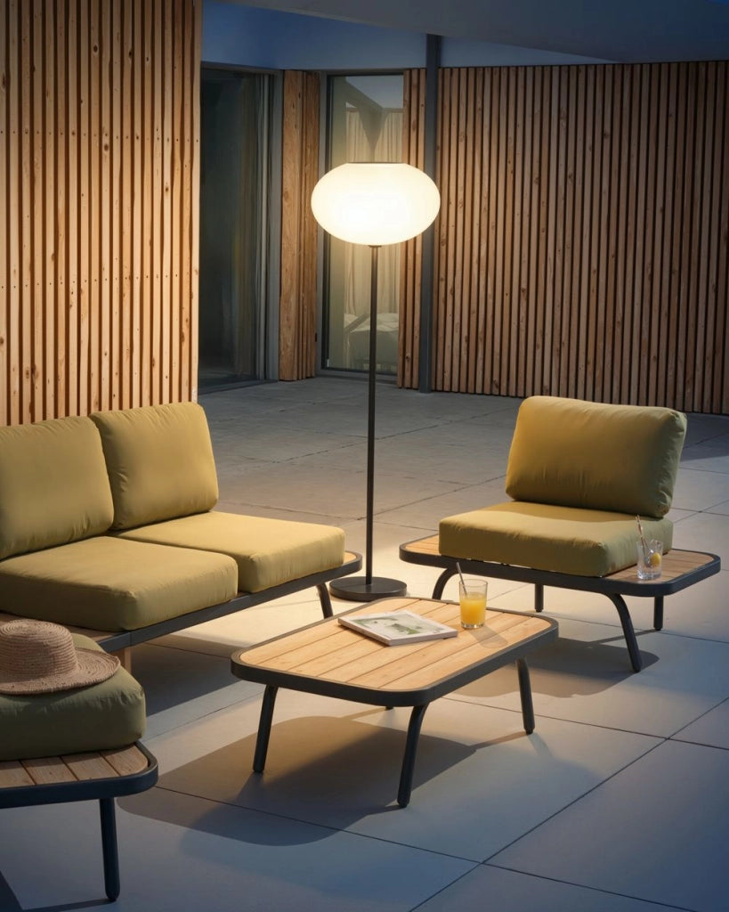 Lampada da terra solare per esterni nera e bianca in materiale sintetico con base in ferro, LED per giardino e patio a basso consumo energetico