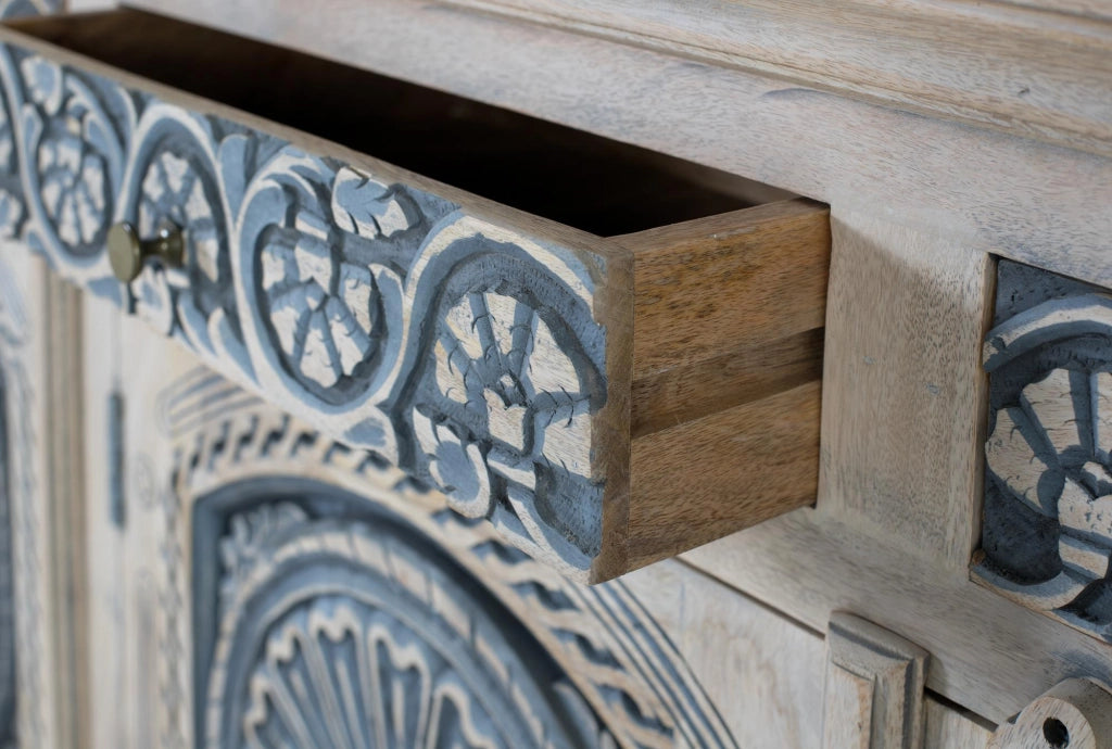 Credenza in legno massello di mango con tre cassetti e tre ante