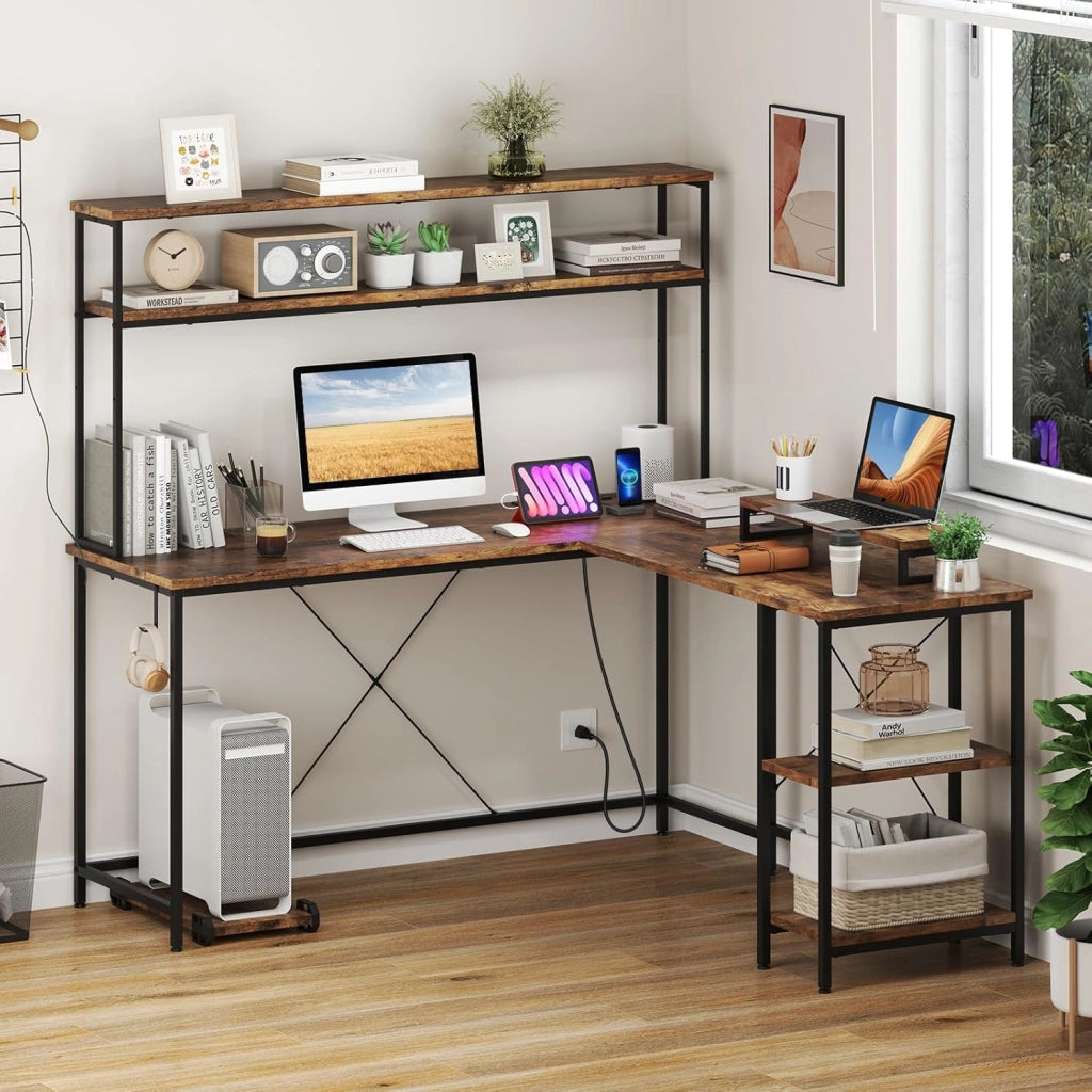 Scrivania per Computer a Forma di L, Tavolo da Gioco con Scaffale Regolabile, Gancio, Supporto per CPU, Striscia LED, Telecomando e Prese di Corrente, Desk per Studiare e Lavorare (Marrone)