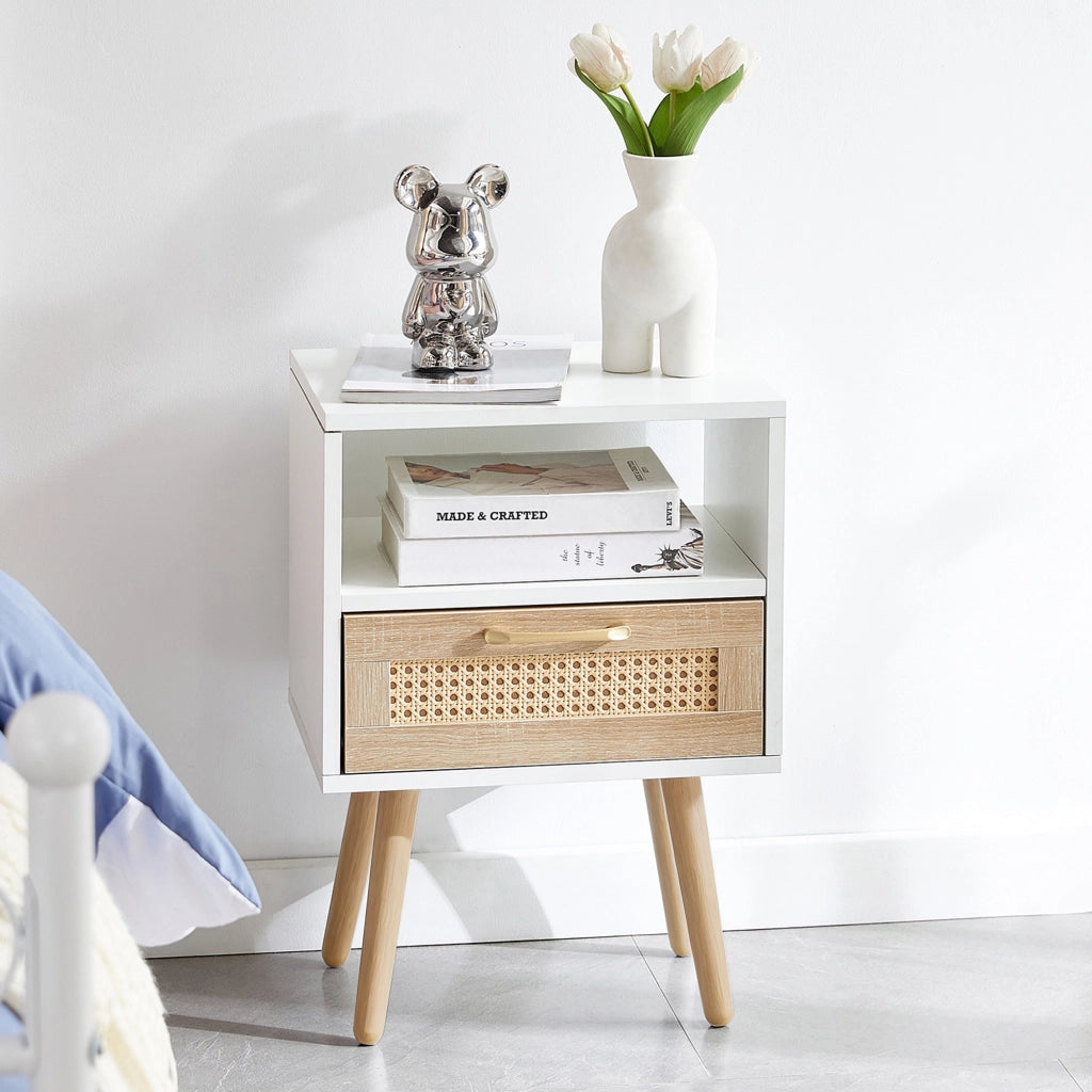 Comodino con 1 cassetto e gambe in legno massiccio, frontale in rattan, per camera da letto, bianco, 40 × 30 × 55 cm