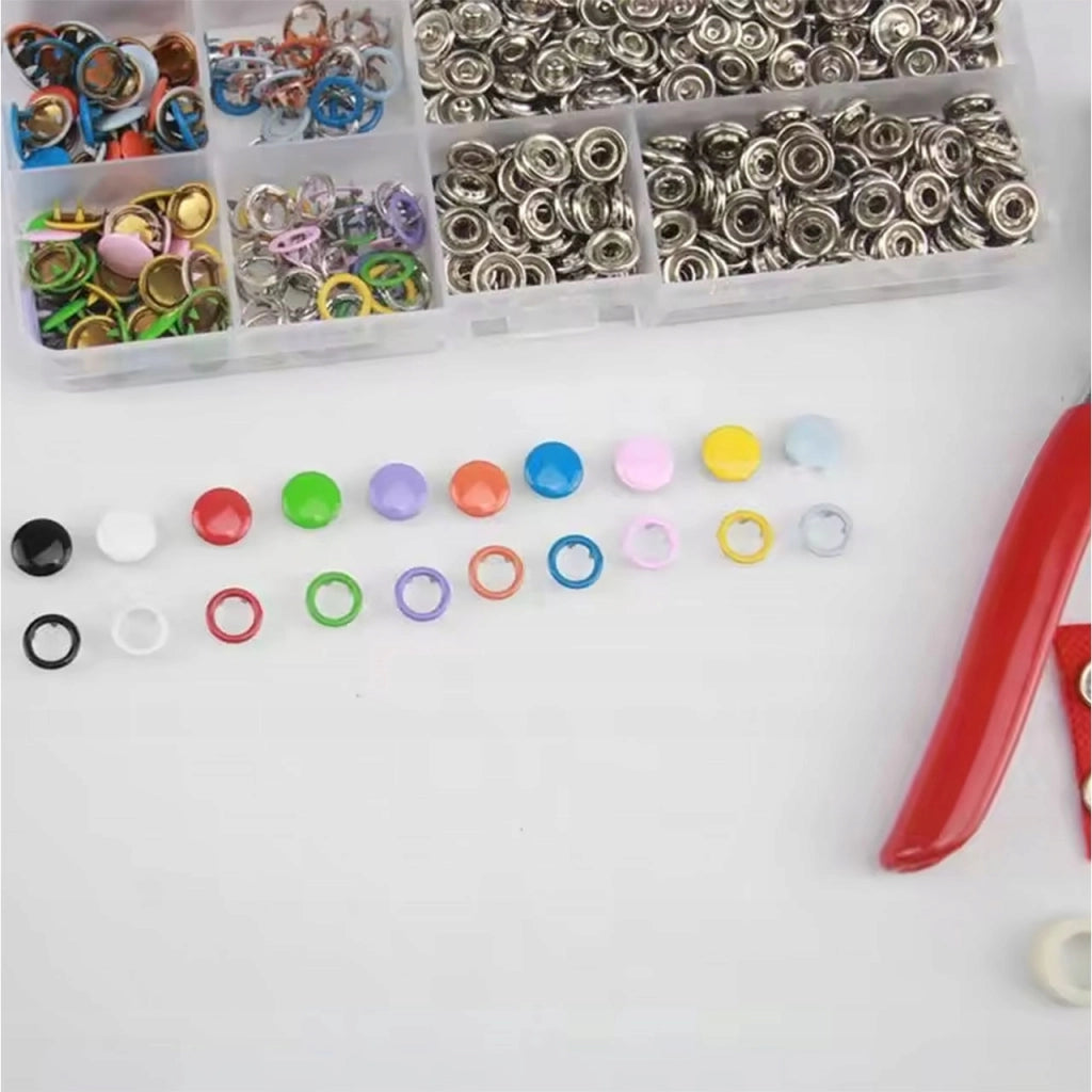 Set di Accessori SnapPro Color 200 – 200 Bottoni e Rivetti Colorati con Pinza | Per Tessuti, Abbigliamento e Fai da Te