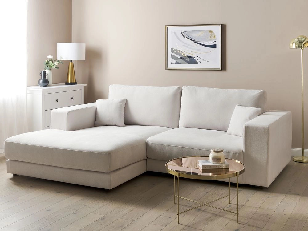 Divano angolare a 3 posti a destra Tessuto bianco Braccioli imbottiti a binario Cuscini aggiuntivi Stile moderno minimalista