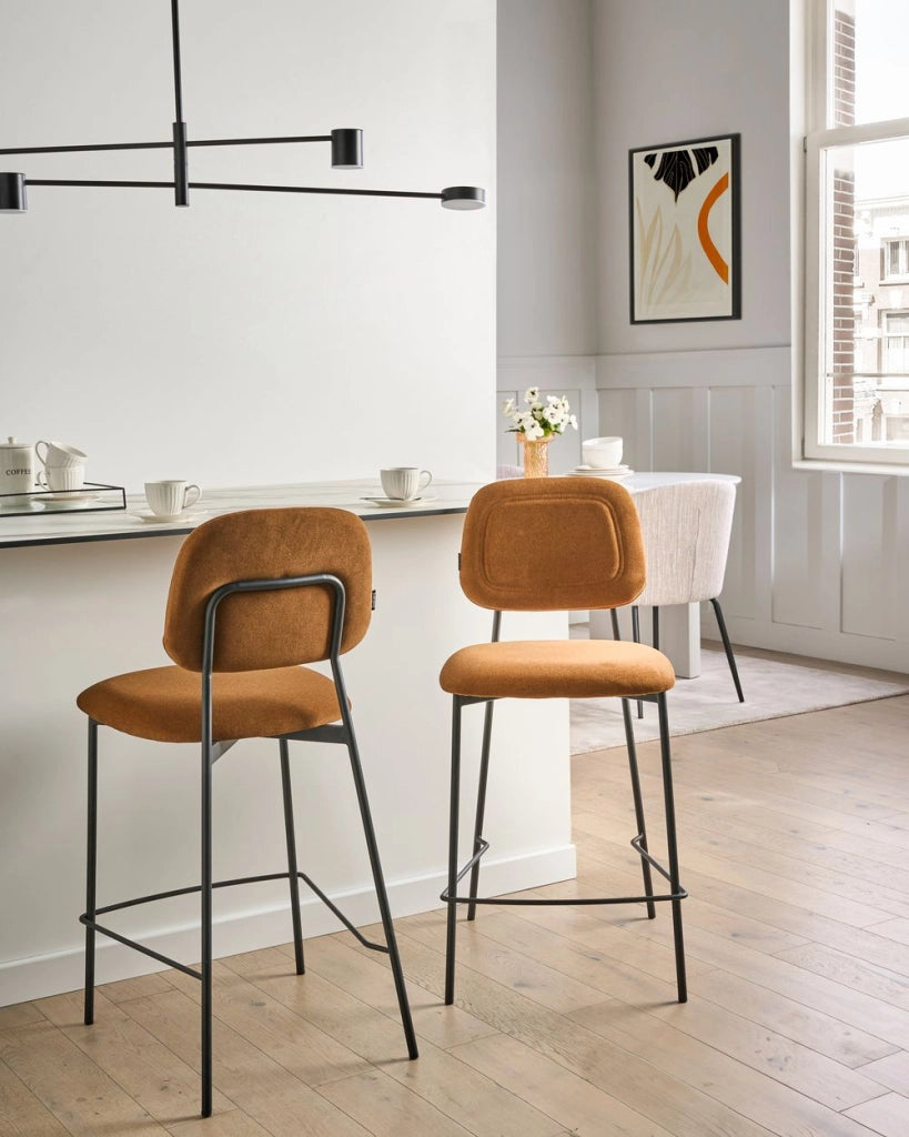 Set di sedie da pranzo moderne da bar in tessuto marrone dorato Struttura in ferro nero Seduta ad altezza banco Design moderno