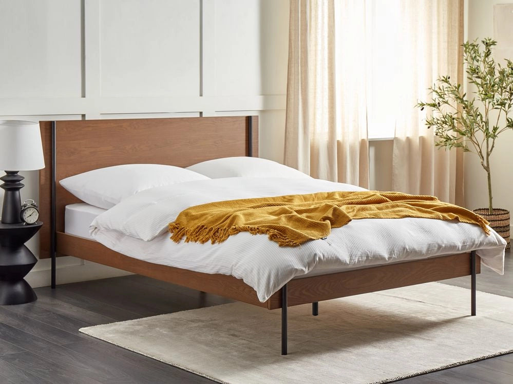 Letto 140 x 200 cm in frassino scuro con rete a doghe e testiera gambe in metallo nero
