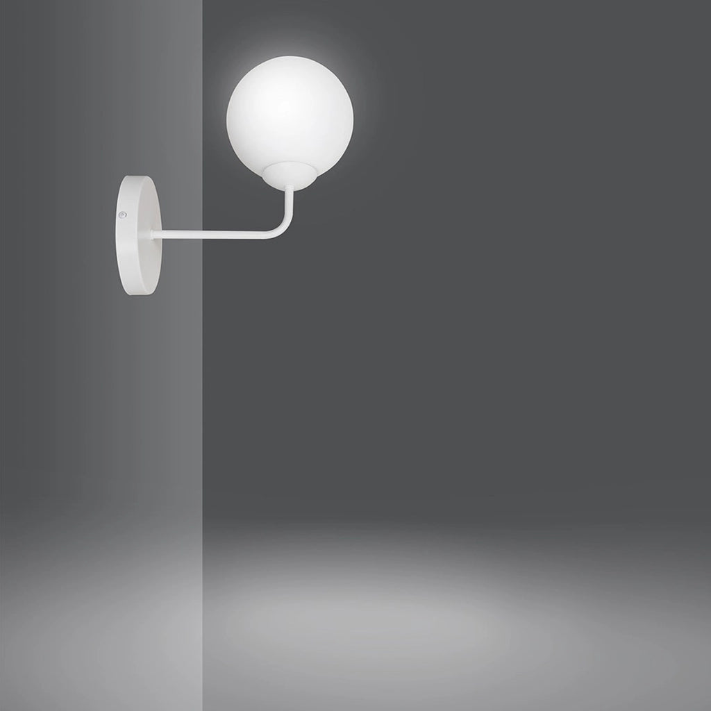 Lampada a parete PREGOS con paralume in vetro latte