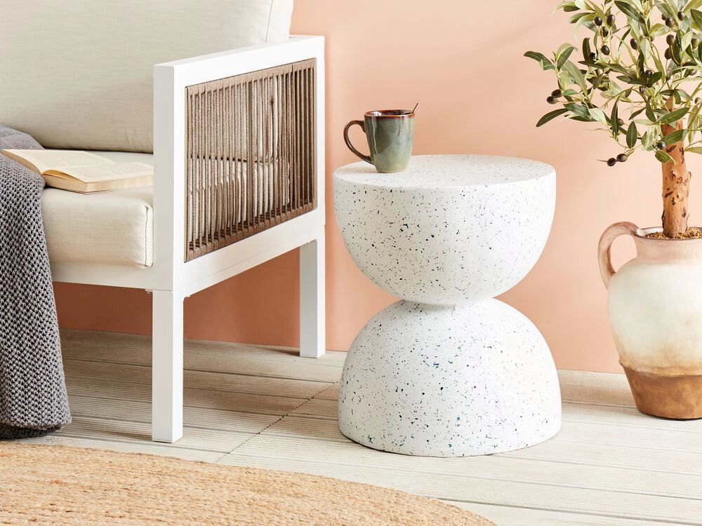 Tavolino d'accento bianco con effetto terrazzo in fibra di vetro MgO con piano rotondo a forma di clessidra resistente alle macchie UV, alla ruggine, all'acqua e al vento, moderno per il soggiorno all'aperto.