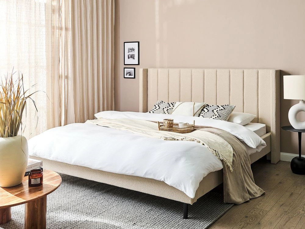 Letto matrimoniale con doghe 180 x 200 cm tessuto bouclè di colore beige stile glam moderno