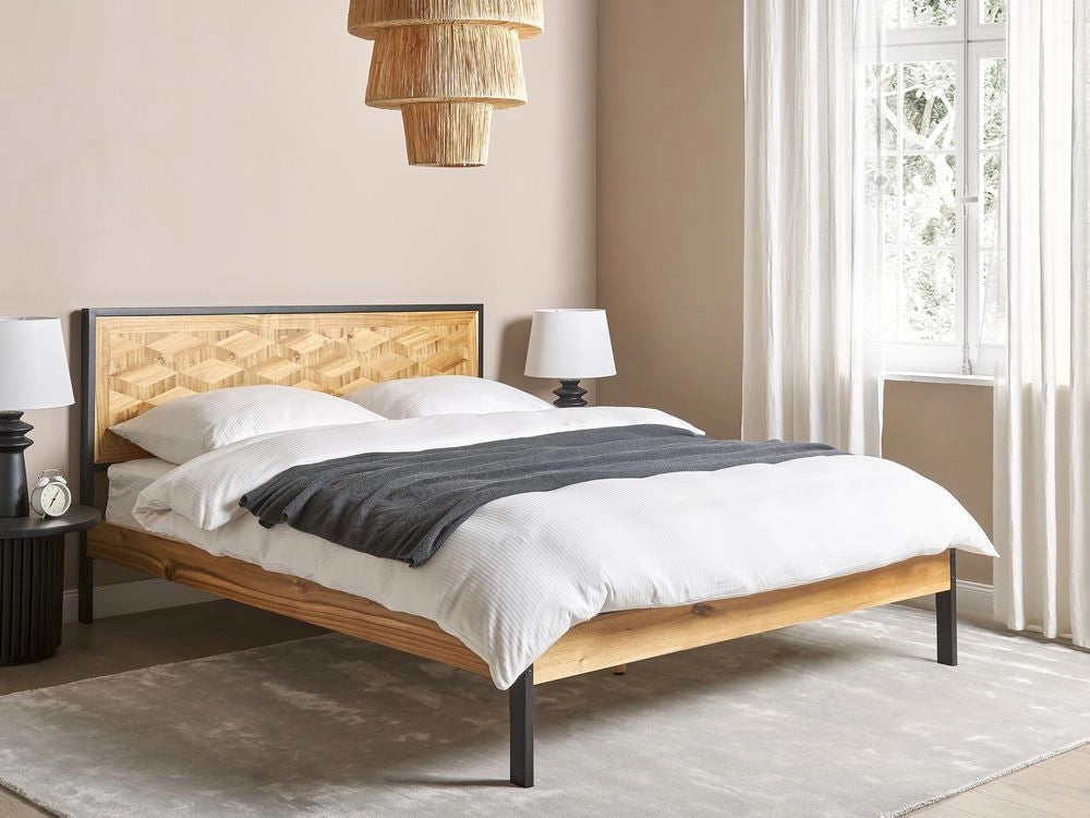 Letto 160 x 200 cm in acacia naturale con testiera a doghe e gambe in metallo nero