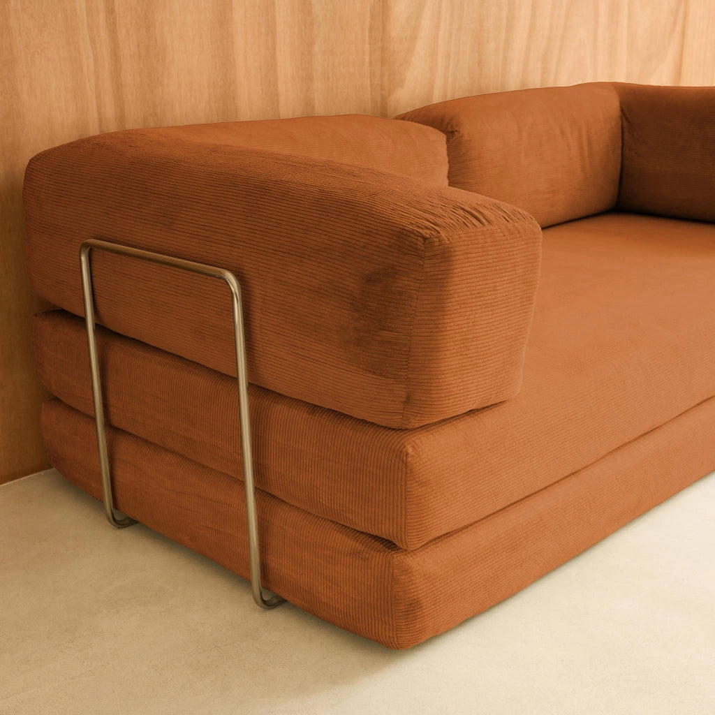 Divano letto futon in velluto a coste e struttura cromata, terracotta