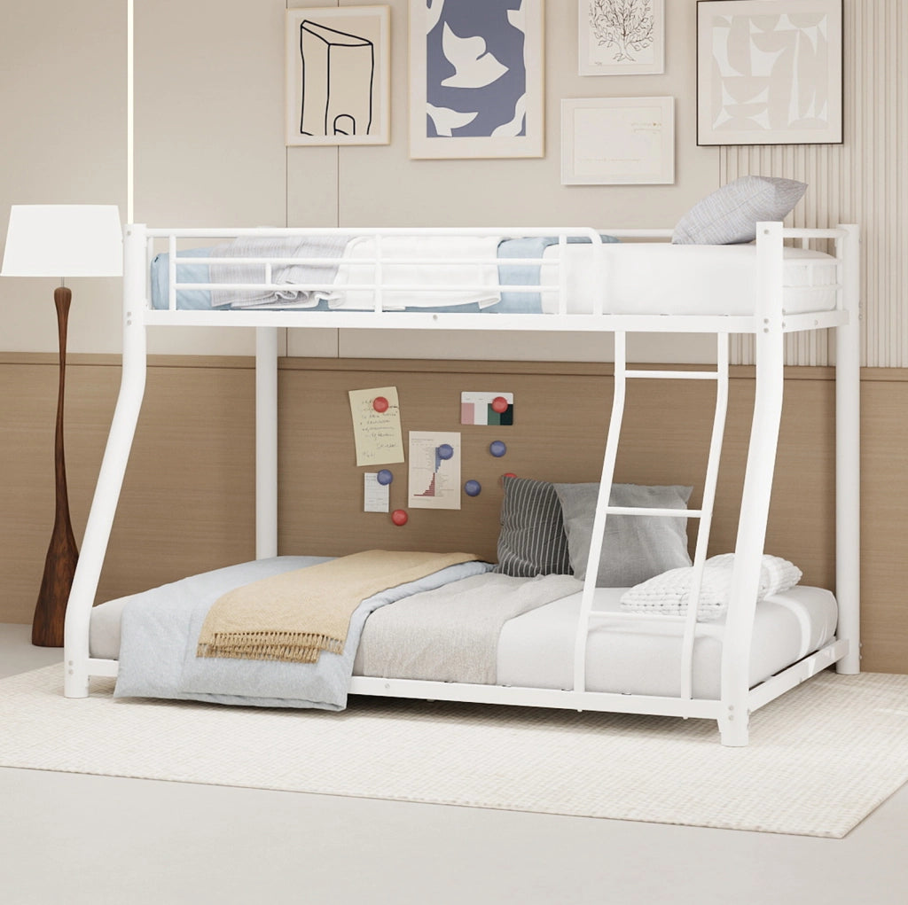 Letto a castello in metallo 90x190 / 140x190 cm con scala e sponde di sicurezza; bianco