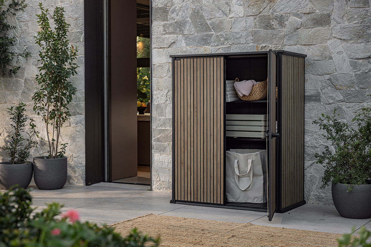 Armadio Porta Attrezzi da Esterno 140x73,6x170,4 cm Keter Signature Vertical Shed in Resina Effetto Legno Noce