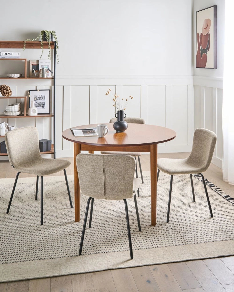 Set di 4 sedie da pranzo in tessuto Tappezzeria beige Gambe in metallo nero Design moderno e retrò