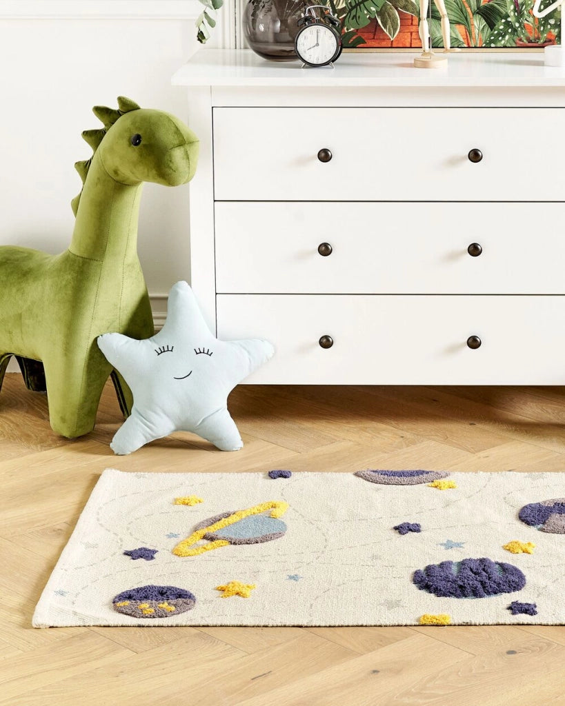 Tappeto per aree multicolore con stampa di stelle e pianeti 80 x 150 cm, per la sala giochi dei bambini.