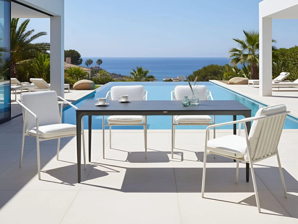 Tavolo da pranzo da giardino Piano in HPL grigio scuro Telaio in alluminio grigio scuro Resistente ai raggi UV all'acqua e alla ruggine Stile moderno del patio esterno