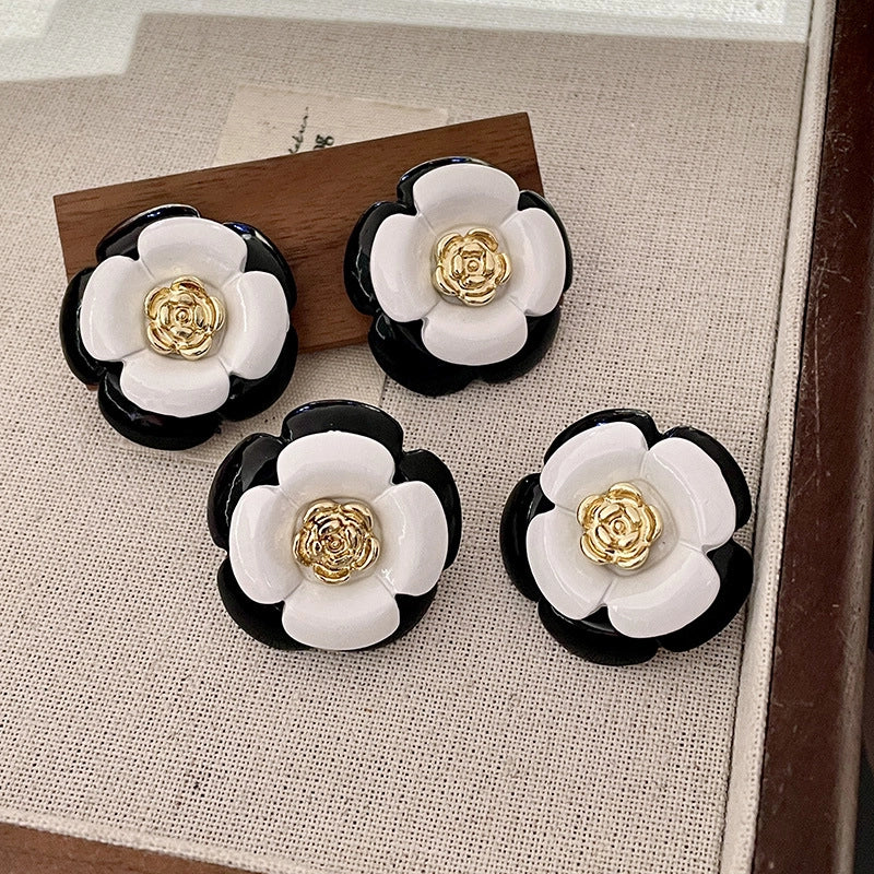 Orecchini da donna in stile vintage, ispirati allo stile francese, con camelie in bianco e nero.