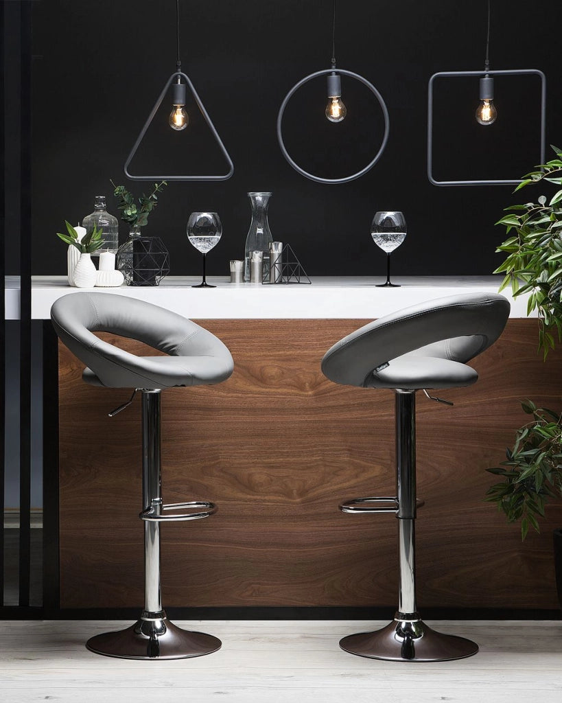 Set di 2 sgabelli da bar Poggiapiedi imbottiti in ecopelle grigia Girevole a gas regolabile in altezza Minimalista