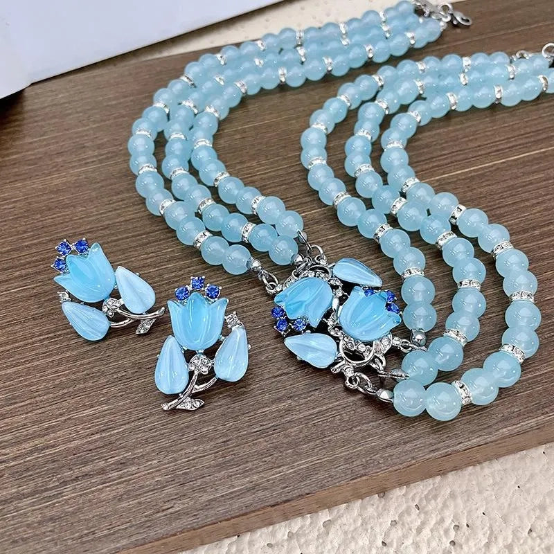 Set composto da collana e orecchini con cristalli blu: gioielli realizzati a mano con perline.