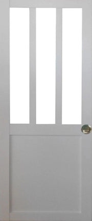 Porta scorrevole da officina rivestita di bianco, larghezza 83 + 2 gusci installati