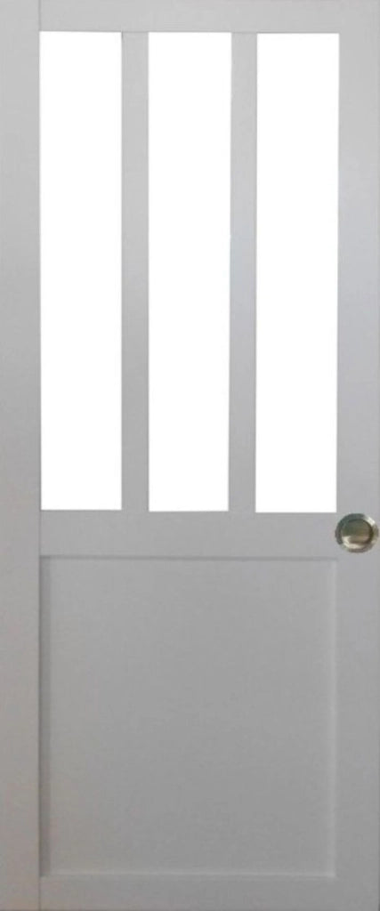 Porta scorrevole da officina rivestita di bianco, larghezza 83 + 2 gusci installati