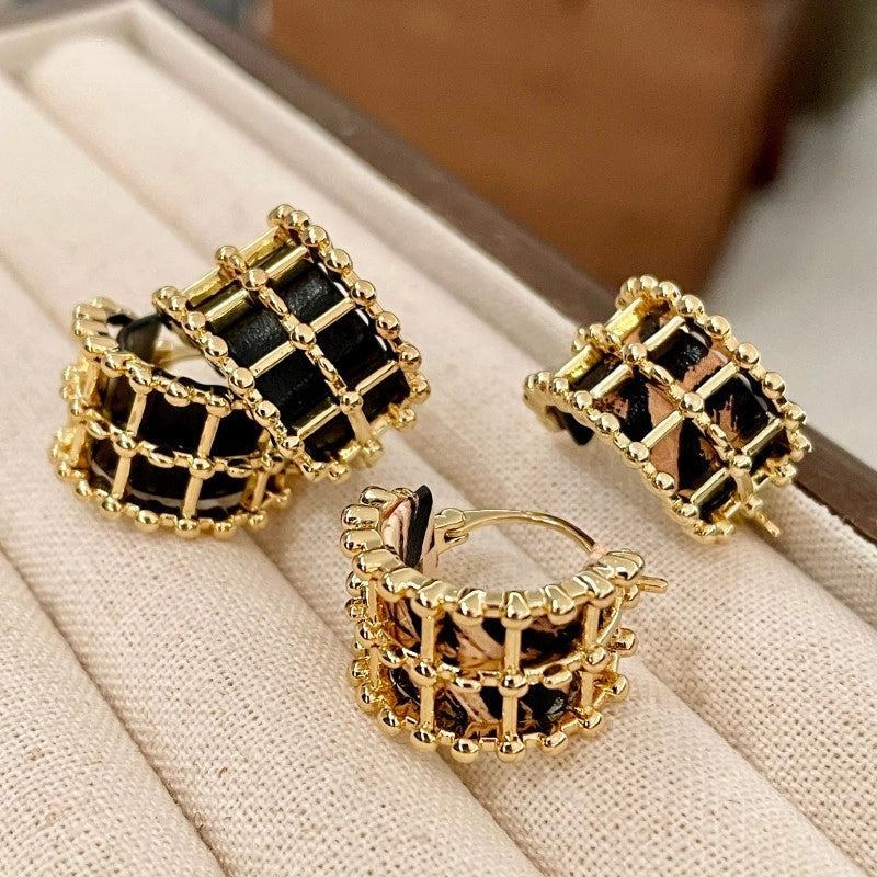Orecchini a forma di C in pelle intrecciata, stile Chanel, con stampa leopardata