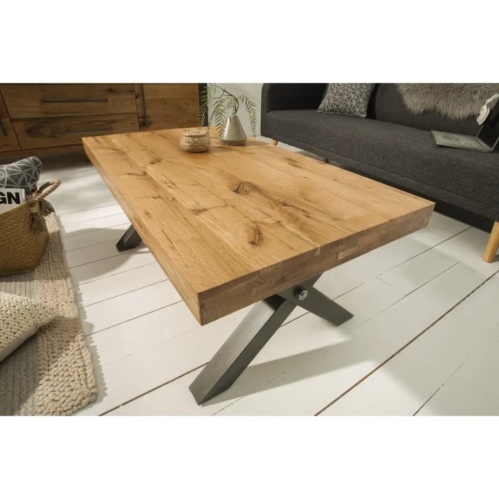 Tavolino basso CAVARA 110 cm in legno massiccio di rovere oliato con gambe metalliche nere a X – stile industriale
