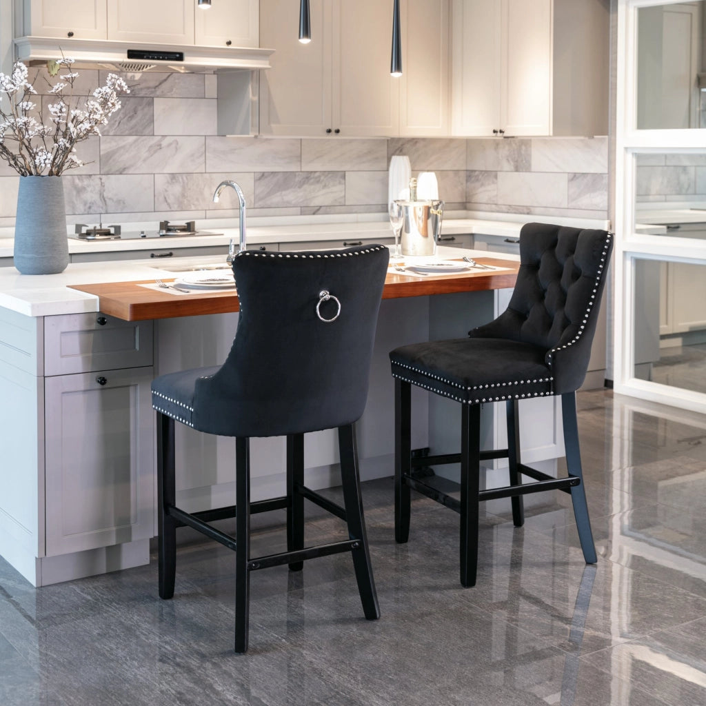 Taburetti da bar con schienale alto e dettagli rivettati, gambe in legno massello, stile mid century, in velluto nero