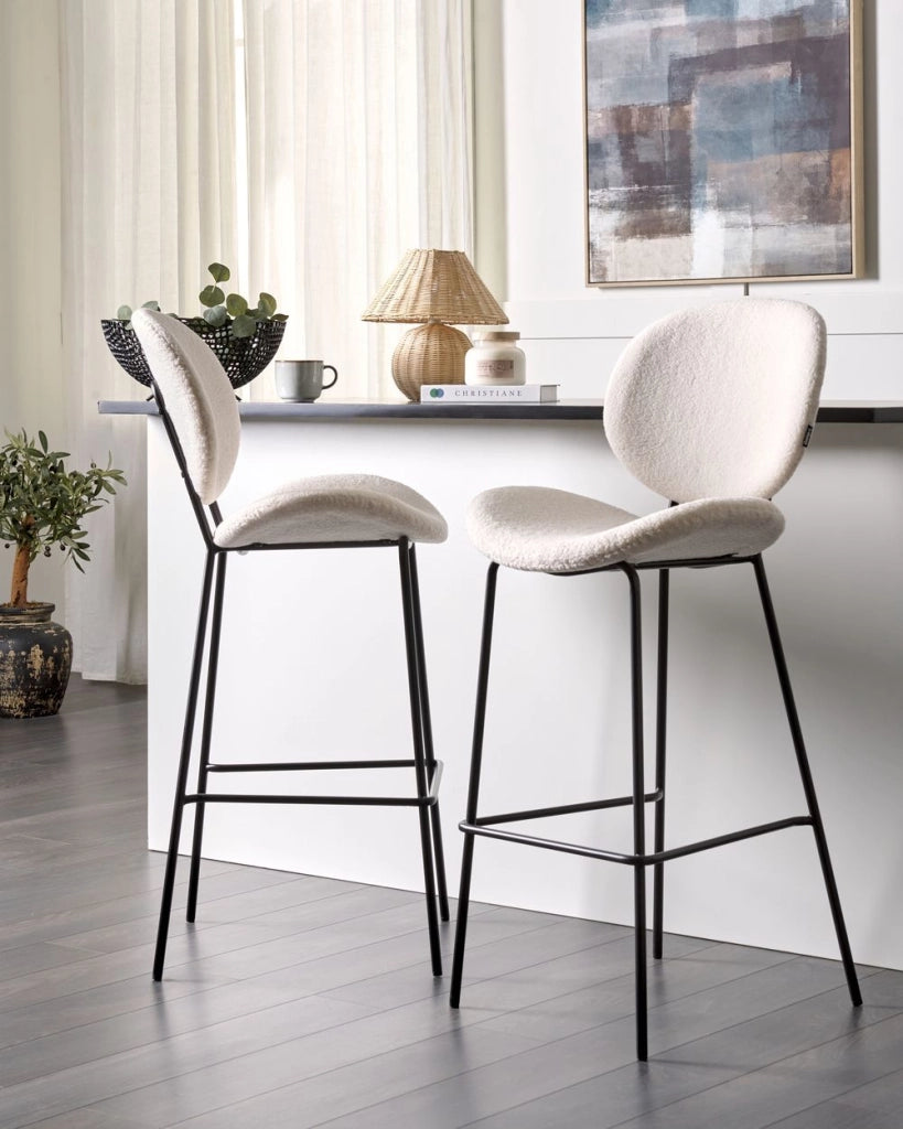Set di 2 sedie da pranzo bianco con gambe senza braccioli Bouclè PU Gambe in ferro nero Design contemporaneo e retrò Sedute per la sala da pranzo