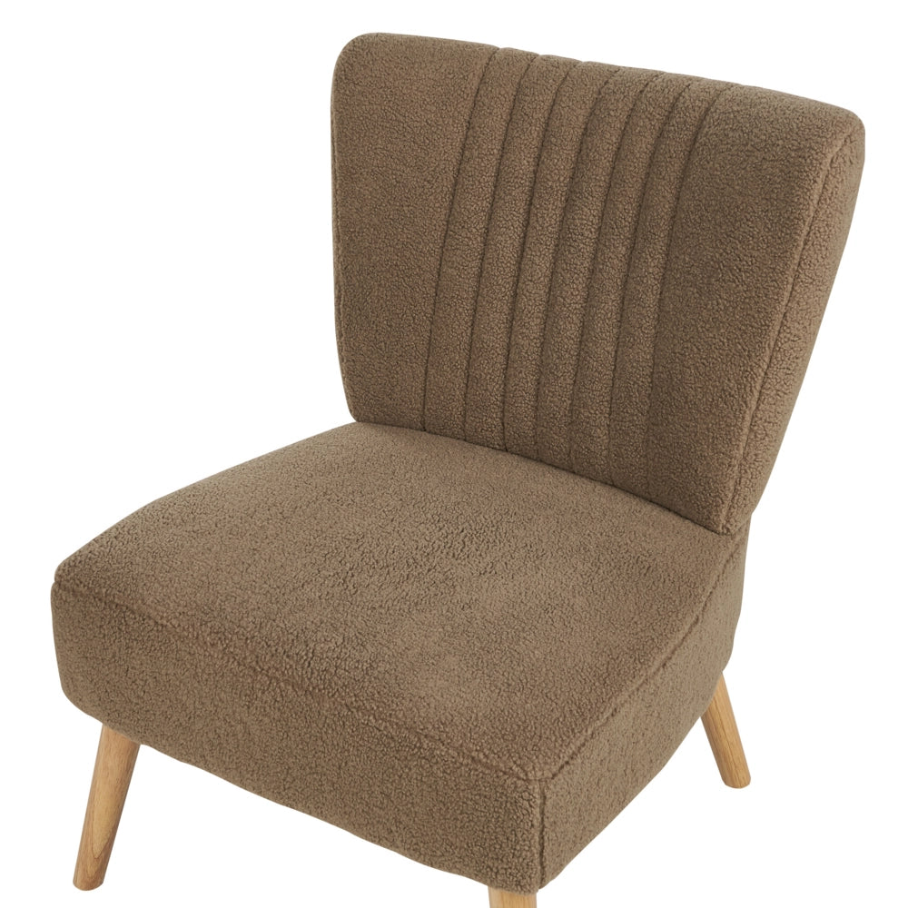 Poltrona imbottita in tessuto beige  senza braccioli a ciuffi verticali gambe in legno con trapuntatura