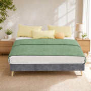 Letto moderno minimalista 140x200 cm in velluto olandese grigio, struttura piattaforma bassa, stile contemporaneo
