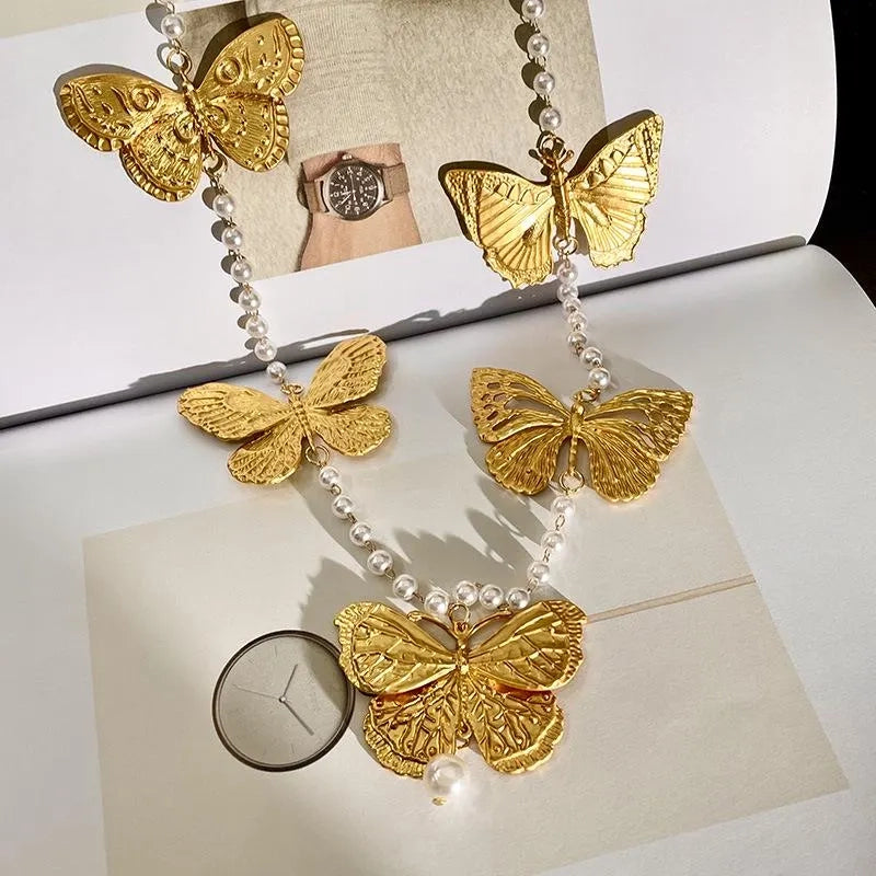 Collana con ciondolo a forma di farfalla dorata, realizzata a mano con perle, regalo di Natale o di compleanno.
