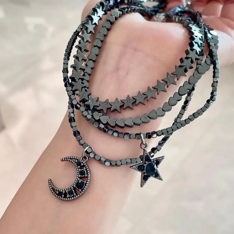 Collana fatta a mano con stelle e luna, perline scure sovrapposte, regalo di Natale o di compleanno.